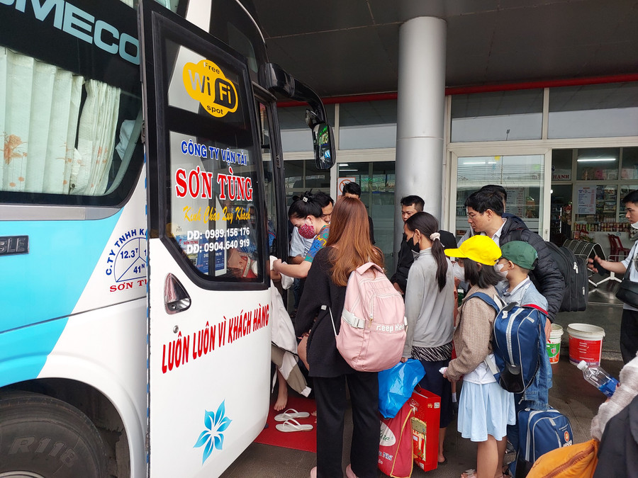 Người dân lên xe về quê đón Tết.