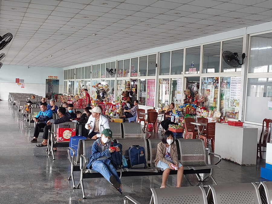 Khu vực hành khách chờ lên xe. Khu vực hành khách chờ lên xe.