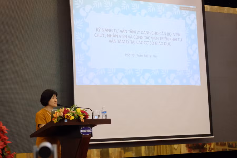 Giảng viên, chuyên gia tập huấn hướng dẫn nội dung tập huấn. Ảnh: Hoàng Vinh.