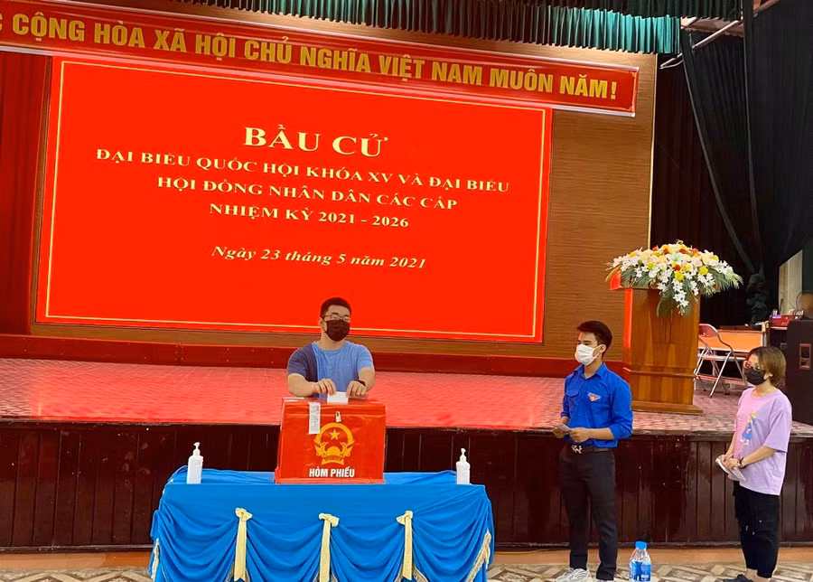 Sinh viên trường Đại học Kỹ thuật Công nghiệp (ĐH Thái Nguyên) bỏ phiếu bầu cử