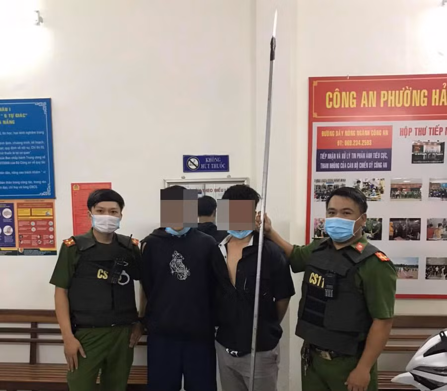 Hai đối tượng tại cơ quan công an. Ảnh công an. 