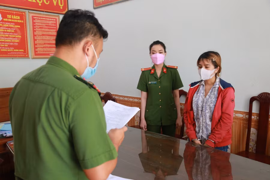 Cơ quan CSĐT Công an TP Đà Nẵng đọc lệnh bắt tạm giam đối với Lê Thị Kim Khánh. 