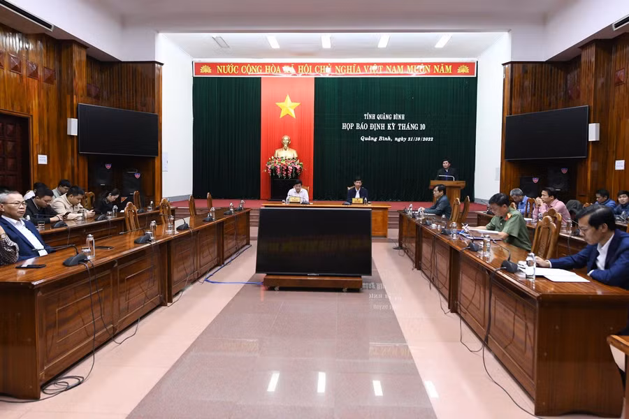 Tại buổi họp báo định kỳ, Quảng Bình đã thông tin về việc tổ chức Lễ tưởng niệm các anh hùng, liệt sĩ hi sinh tại “hang Tám Cô”. Ảnh: H.A.