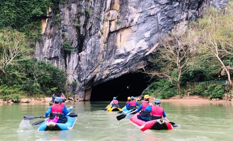 Thời gian tới, Quảng Bình sẽ đưa vào khai thác nhiều sản phẩm mới như dịch vụ thang cuốn lên động Tiên Sơn, chèo thuyền sup, kayak từ ngã ba sông Son vào cửa động Phong Nha...