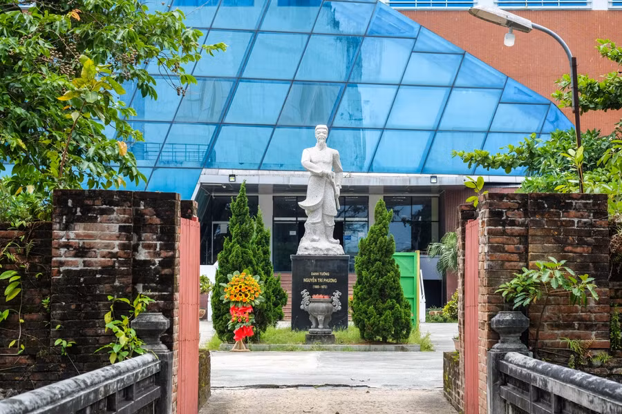 Bên cạnh đó, xây dựng Nhà trưng bày; Xây dựng nhà nghỉ chân; xây dựng nhà bảo vệ; tôn tạo hệ thống sân vườn, cây xanh, đường đi, biển báo hướng dẫn... Trong ảnh là cổng thành phía Đông, khi được phục dựng sẽ trên cơ sở tư liệu cũ, vị trí quy mô, kích thước, hình dạng phần tường còn lại, phục hồi cổng phía Đông có tham khảo kiến trúc cổng phía Nam.