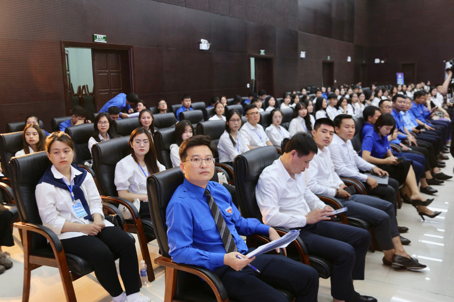 Sinh viên, thanh niên Hà Tĩnh tiêu biểu tại TP Đà Nẵng và Thừa Thiên Huế tại buổi gặp mặt.