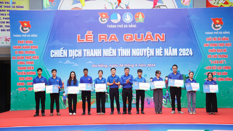 Trao tặng 10 suất học bổng “Vững tương lai” cho 10 sinh viên có hoàn cảnh khó khăn.