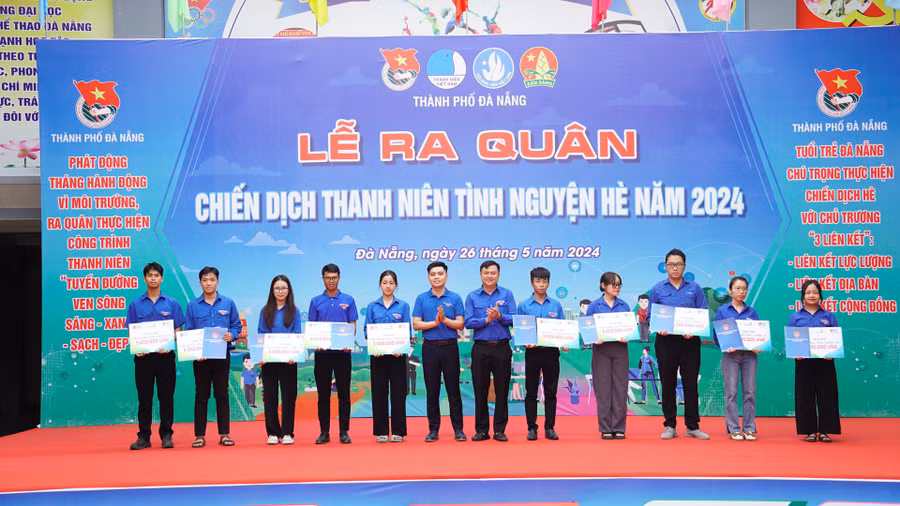 Trao tặng 10 suất học bổng “Vững tương lai” cho 10 sinh viên có hoàn cảnh khó khăn.