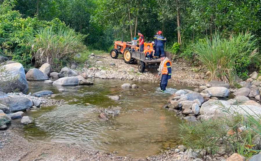 Lực lượng công an sử dụng xe kéo của người dân để tiếp cận hiện trường. 