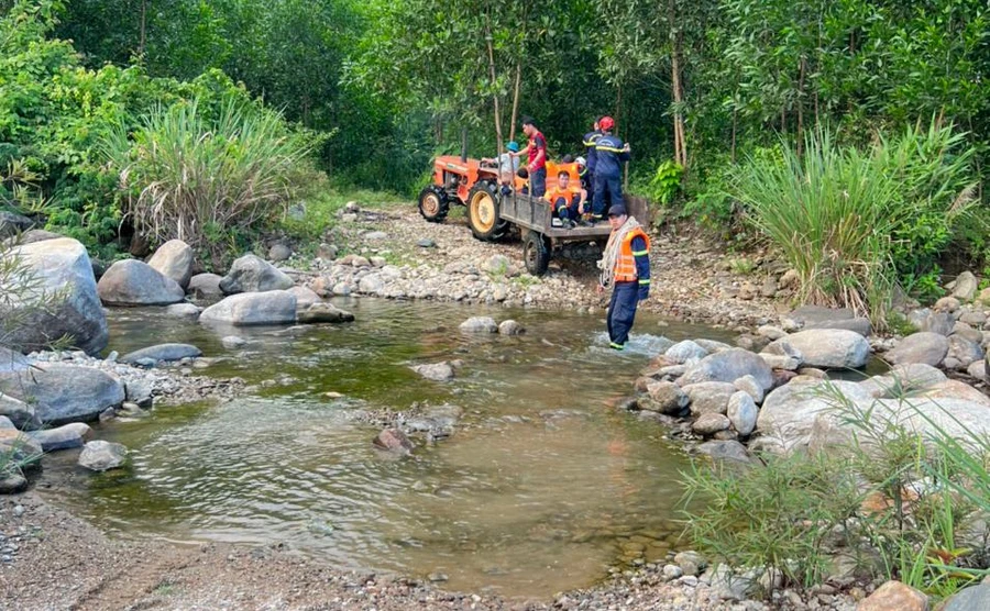 Lực lượng công an sử dụng xe kéo của người dân để tiếp cận hiện trường. 