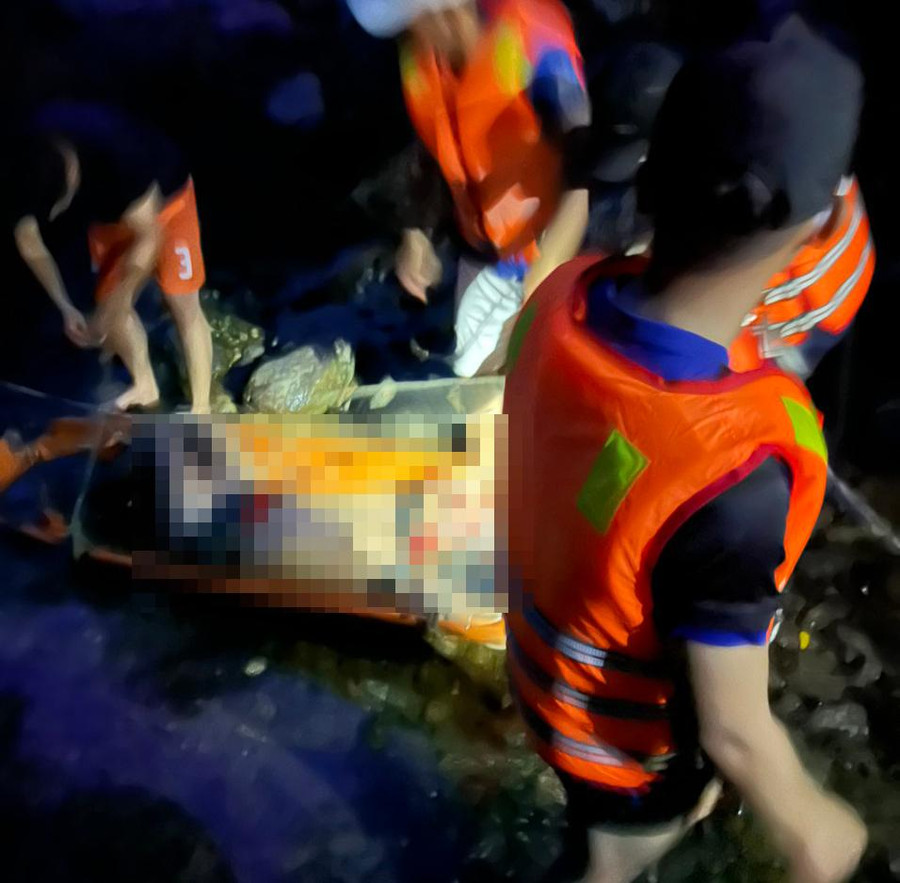 Lực lượng công an đưa thi thể người bị nạn ra ngoài.