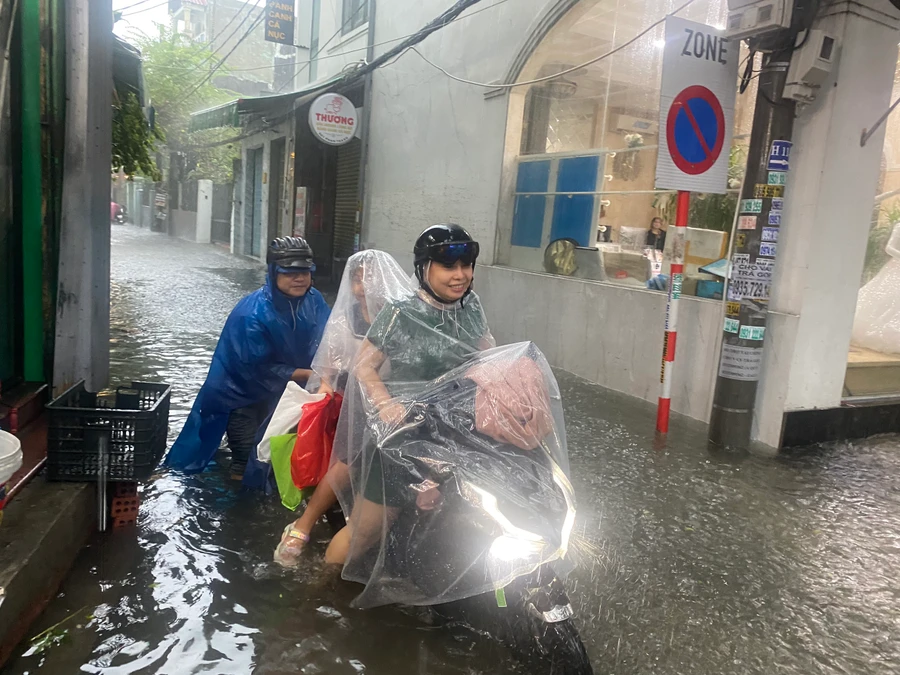 Mưa lớn kéo dài khiến nhiều đường, kiệt trên địa bàn Đà Nẵng bị ngập sâu trong nước. (Ảnh: Hoàng Vinh)