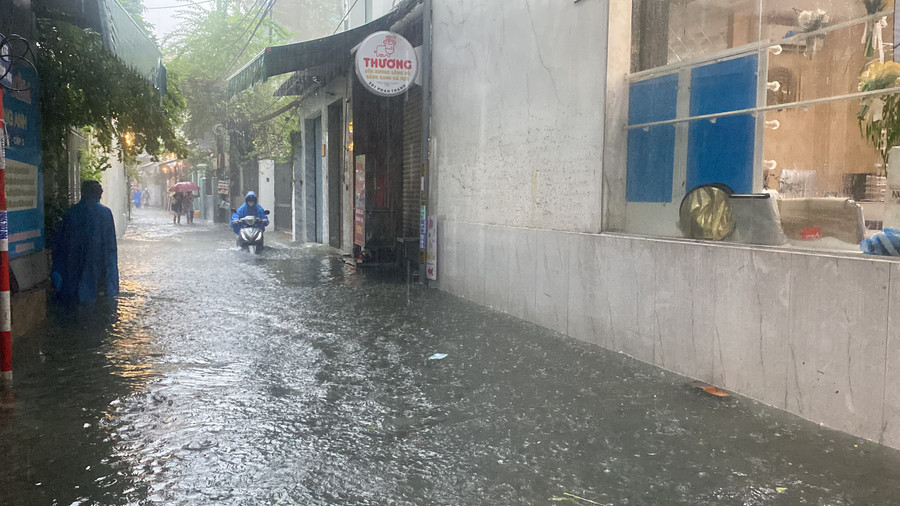 Ngập sâu khiến việc đi lại của người dân gặp khó. (Ảnh: Hoàng Vinh) Ngập sâu khiến việc đi lại của người dân gặp khó. (Ảnh: Hoàng Vinh)