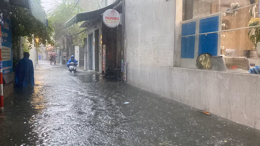 Ngập sâu khiến việc đi lại của người dân gặp khó. (Ảnh: Hoàng Vinh)