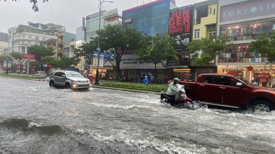 Đường Nguyễn Văn Linh bị ngập sâu khoảng 40cm. (Ảnh: Hoàng Vinh) Đường Nguyễn Văn Linh bị ngập sâu khoảng 40cm. (Ảnh: Hoàng Vinh)