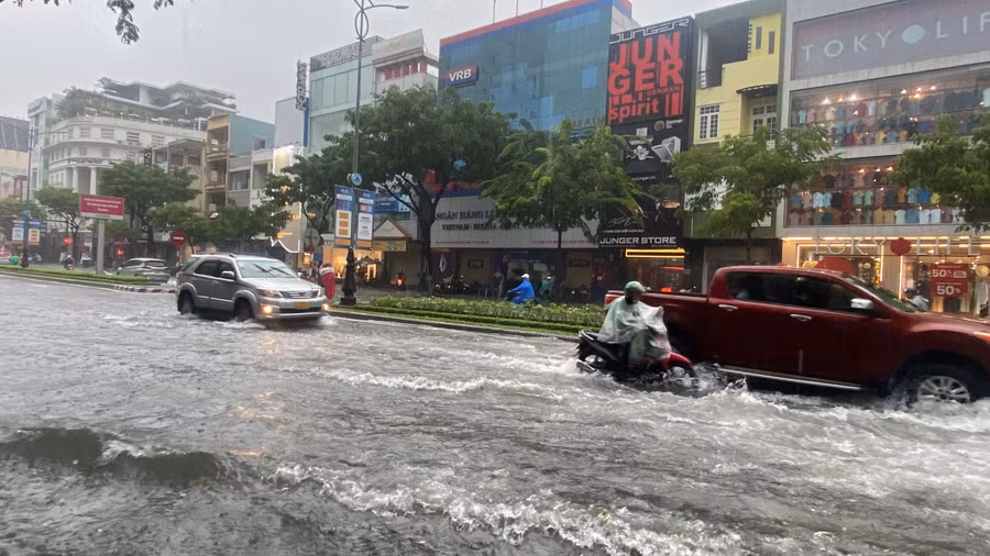 Đường Nguyễn Văn Linh bị ngập sâu khoảng 40cm. (Ảnh: Hoàng Vinh)