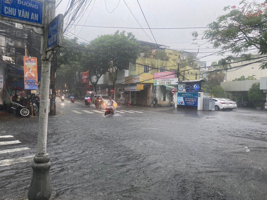 Ngã ba đường Chu Văn An - Phan Châu Trinh ngập sâu. (Ảnh: Hoàng Vinh) Ngã ba đường Chu Văn An - Phan Châu Trinh ngập sâu. (Ảnh: Hoàng Vinh)