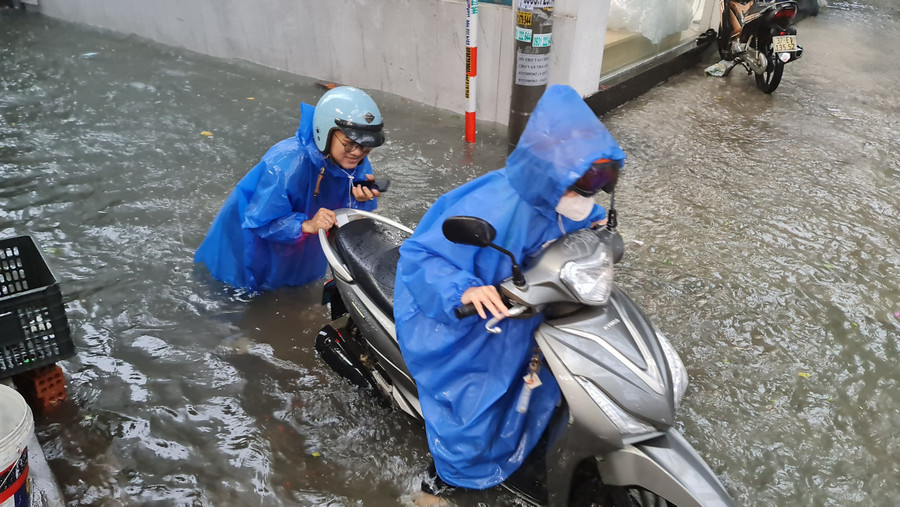 Xe máy bị chết máy khi đi đường ngập nước. (Ảnh: Hoàng Vinh). Xe máy bị chết máy khi đi đường ngập nước. (Ảnh: Hoàng Vinh).