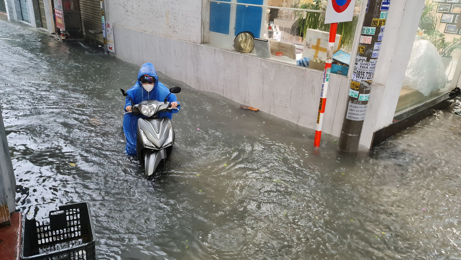 Xe máy bị chết máy không thể di chuyển được. (Ảnh: Hoàng Vinh) Xe máy bị chết máy không thể di chuyển được. (Ảnh: Hoàng Vinh)