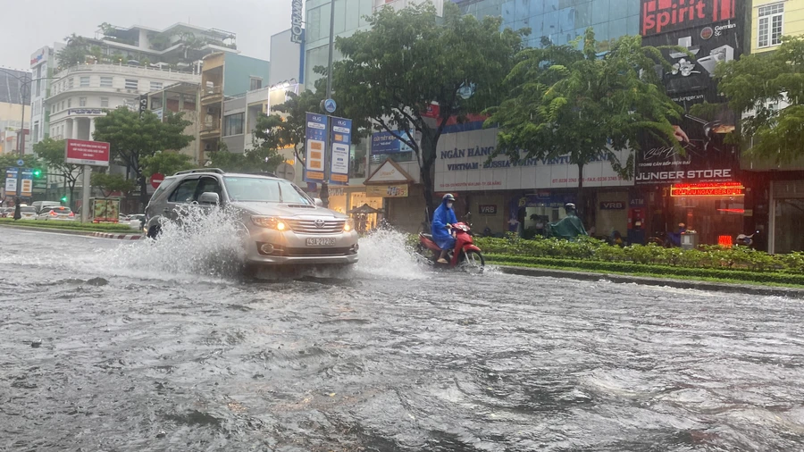 Mưa lớn gây ngập tại một số tuyến đường ở Đà Nẵng hôm 13/10. (Ảnh: Hoàng Vinh)