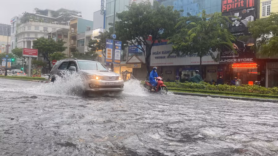Mưa lớn gây ngập tại một số tuyến đường ở Đà Nẵng hôm 13/10. (Ảnh: Hoàng Vinh)