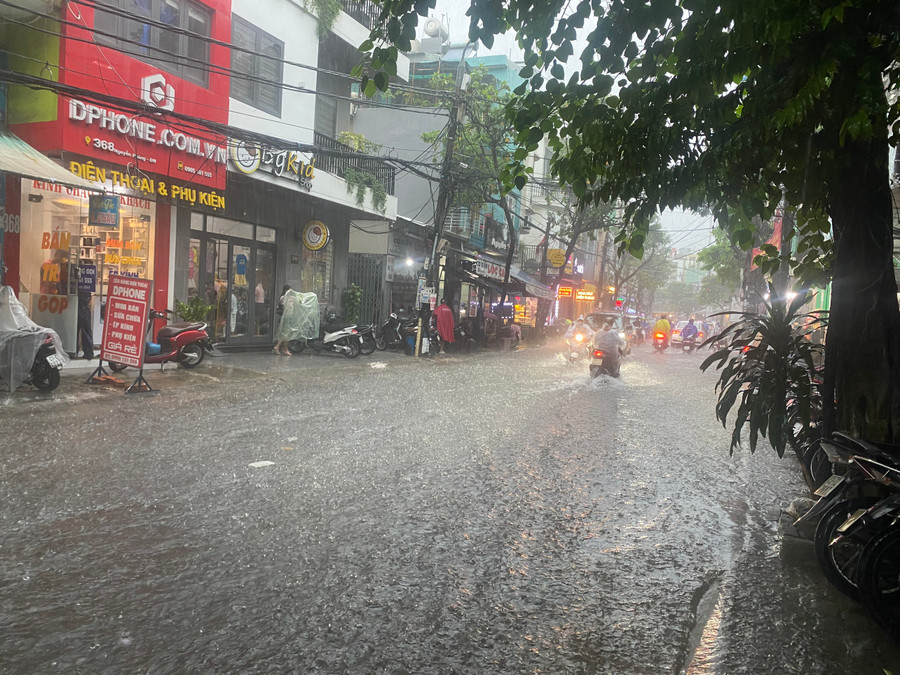 Đường Nguyễn Hoàng cũng bị ngập. (Ảnh: Hoàng Vinh) Đường Nguyễn Hoàng cũng bị ngập. (Ảnh: Hoàng Vinh)