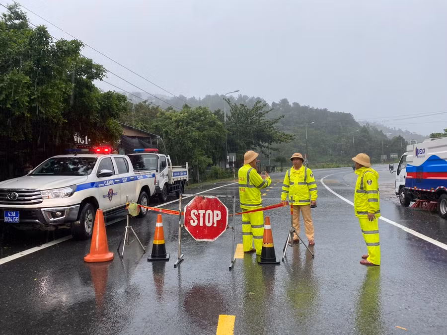 Lực lượng CSGT Trạm Cửa ô Hòa Hiệp (Phòng CSGT Công an TP Đà Nẵng) túc trực chốt chặn đường dẫn lên đèo Hải Vân. Ảnh: Công an Đà Nẵng