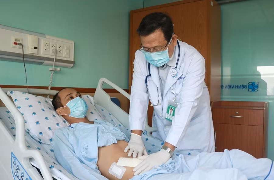 GS TS BS. Trần Ngọc Sinh khám cho người bệnh trước khi xuất viện (Ảnh: BVCC).