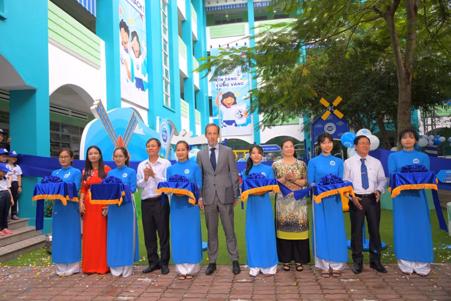 Đại biểu tiến hành nghi lễ cắt băng khánh thành Sân chơi vận động Ngại gì thử thách, sân chơi đầu tiên được lắp đặt tại trường Phú Hòa 3, tỉnh Bình Dương