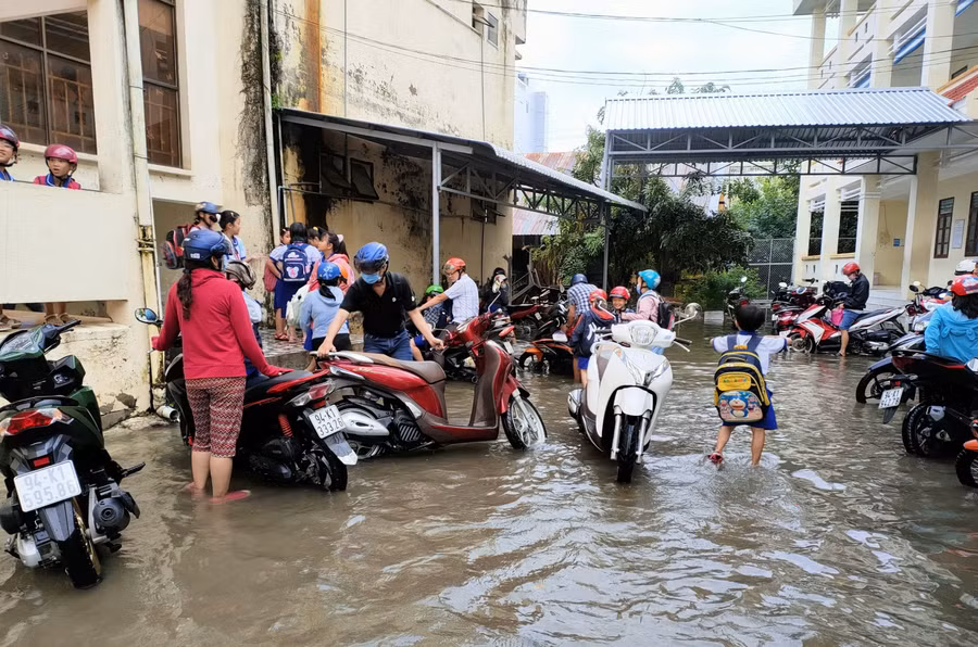 Phụ huynh và học sinh phải lội nước đến trường ngày đầu tuần