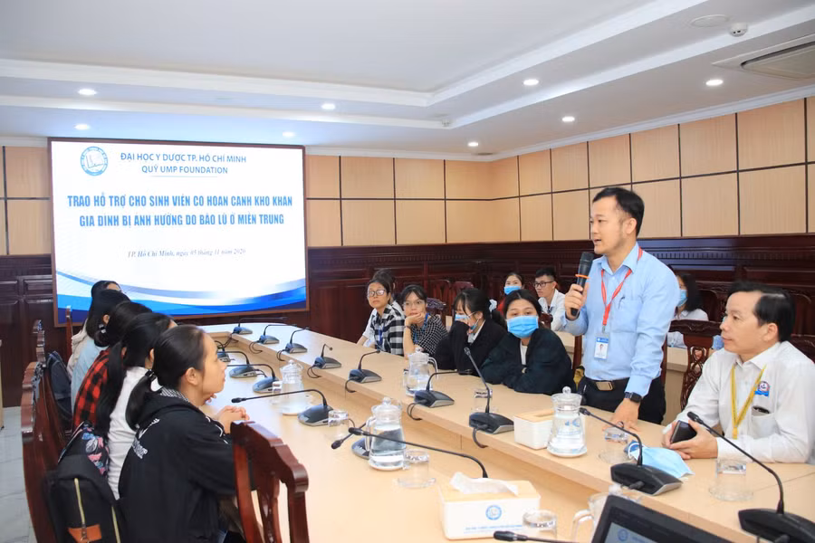 ThS. Trương Văn Đạt - Trưởng Phòng Công tác Sinh viên phát biểu chia sẻ với các sinh viên được nhận hỗ trợ đồng thời cam kết Nhà trường sẽ luôn tìm các giải pháp hỗ trợ sinh viên gặp các vấn đề khó khăn trong cuộc sống.