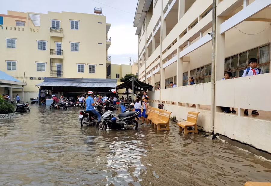 Trường Tiểu học Phùng Ngọc Liêm (cổng sau Phan Đình Phùng, phường 3, TP. Bạc Liêu) cũng ngập nặng do triều cường.