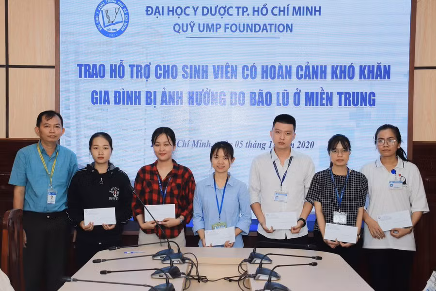 ThS. Nguyễn Hoài Phong - Trưởng Văn phòng Khoa Y trao hỗ trợ cho sinh viên Khoa Y