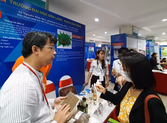 Khách tham quan gian hàng trưng bày sản phẩm công nghệ của Trường ĐH Văn Lang