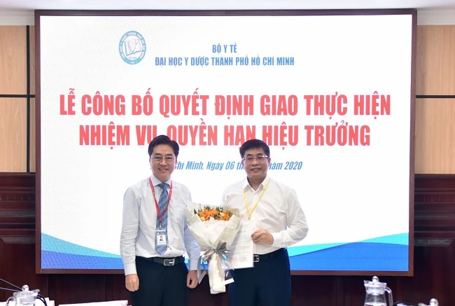 PGS. TS. Trần Diệp Tuấn – Bí thư Đảng ủy, Chủ tịch HĐT trao Quyết định cho
PGS.TS. Nguyễn Hoàng Bắc - Phó Hiệu trưởng. (Ảnh: H.Q)