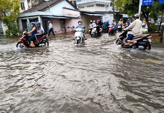 Tuyến đường Phan Đình Phùng- TP. Bạc Liêu ngập sâu trong biển nước do triều cường