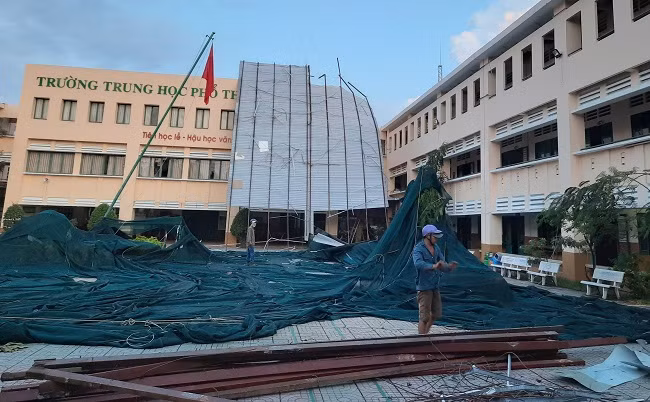 Các nhân công đang dọn dẹp các tấm tôn và dây điện chiều 1/11