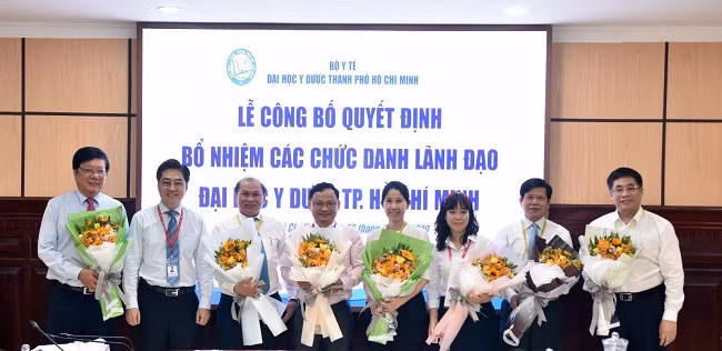PGS. TS Trần Diệp Tuấn - Bí thư Đảng ủy, Chủ tịch Hội đồng trường và PGS. TS Nguyễn Hoàng Bắc - Phó Hiệu trưởng đã trao Quyết định và tặng hoa chúc mừng cho các lãnh đạo quản lý.
