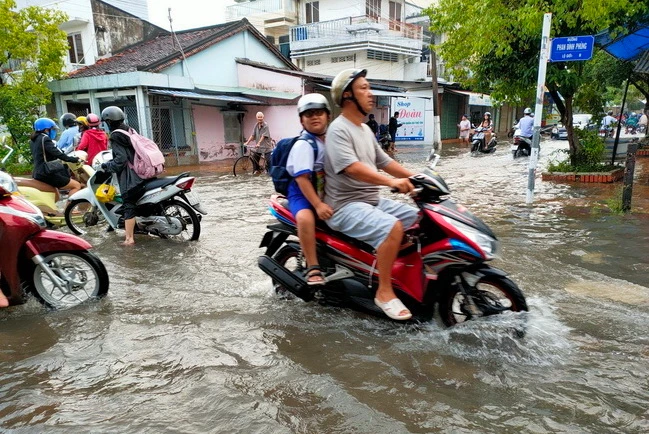 Triều cường làm nhiều tuyến đường tại Trung tâm thành phố Bạc Liêu ngập sâu.