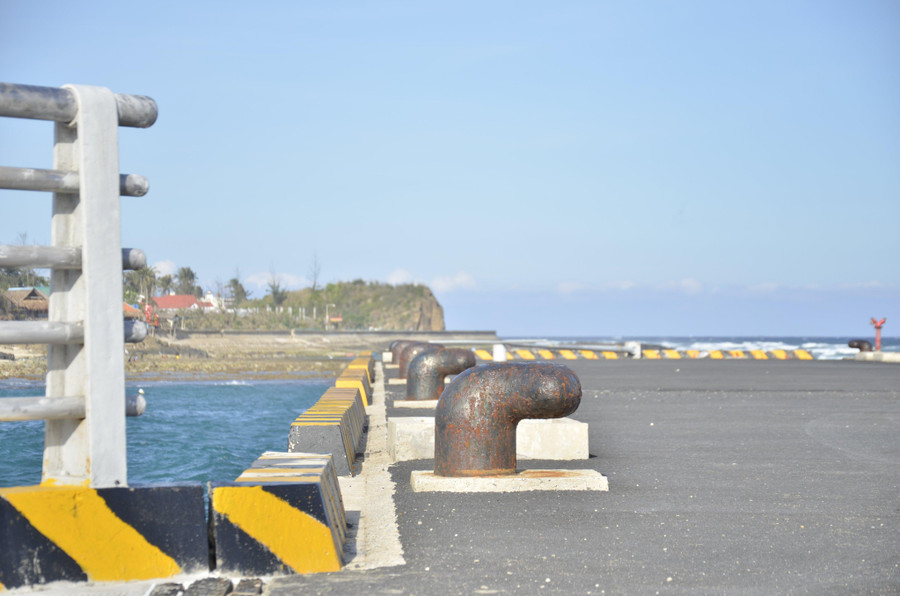Ụ neo tàu trên cầu cảng.