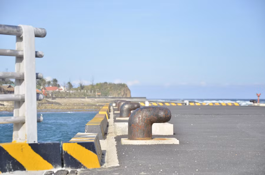 Ụ neo tàu trên cầu cảng.