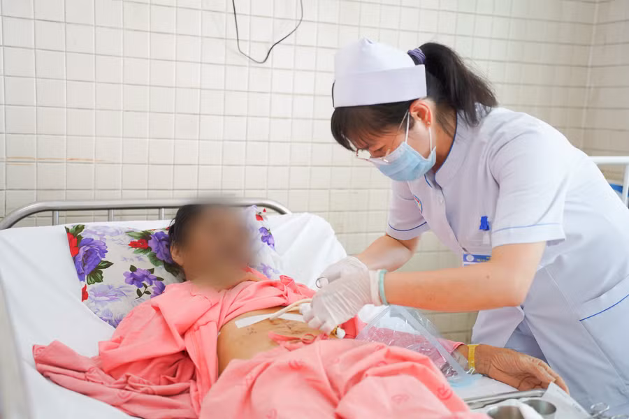 Bác sĩ đang thăm khám bệnh nhân. (Ảnh: BVCC)