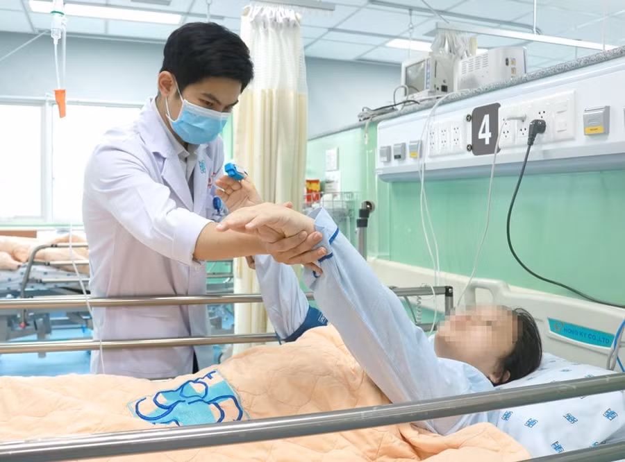 ThS BS. Đặng Lê Phương khám cho người bệnh (Ảnh: BVCC). 