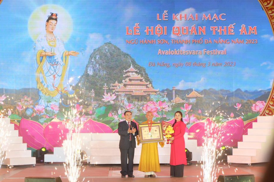 Tổ chức kỷ lục Việt Nam đã trao chứng nhận kỷ lục Việt Nam cho độc bản 16 bức tranh sứ màu cẩn trên tường 4 tháp Chùa Quán Thế Âm. Ảnh: Hoàng Vinh. Tổ chức kỷ lục Việt Nam đã trao chứng nhận kỷ lục Việt Nam cho độc bản 16 bức tranh sứ màu cẩn trên tường 4 tháp Chùa Quán Thế Âm. Ảnh: Hoàng Vinh.