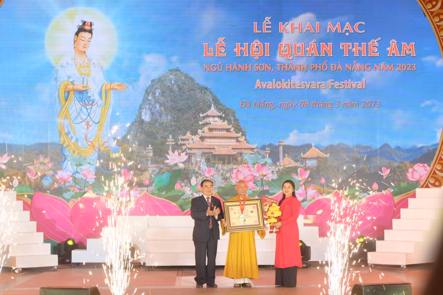 Tổ chức kỷ lục Việt Nam đã trao chứng nhận kỷ lục Việt Nam cho độc bản 16 bức tranh sứ màu cẩn trên tường 4 tháp Chùa Quán Thế Âm. Ảnh: Hoàng Vinh.