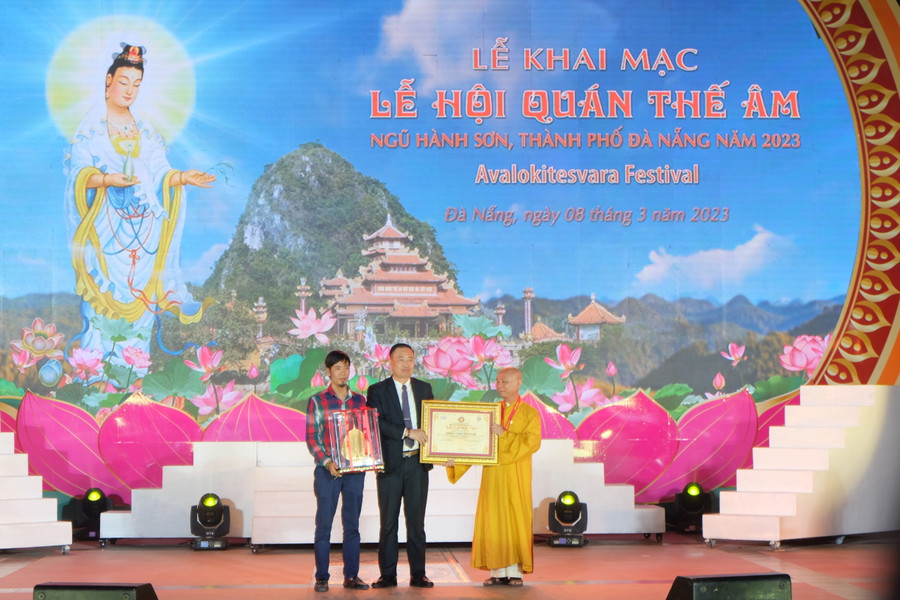 Trao chứng nhận kỷ lục Việt Nam cho độc bản Lá Bồ Đề lớn nhất mạ vàng 24k. Ảnh: Hoàng Vinh. Trao chứng nhận kỷ lục Việt Nam cho độc bản Lá Bồ Đề lớn nhất mạ vàng 24k. Ảnh: Hoàng Vinh.