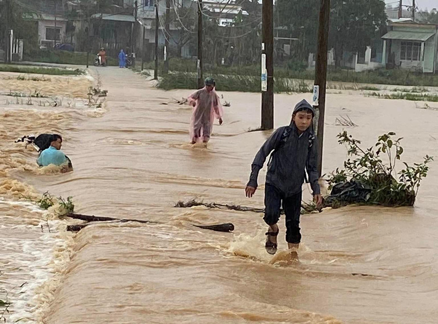 Người dân ứng cứu học sinh bị nước lũ cuốn trôi. 