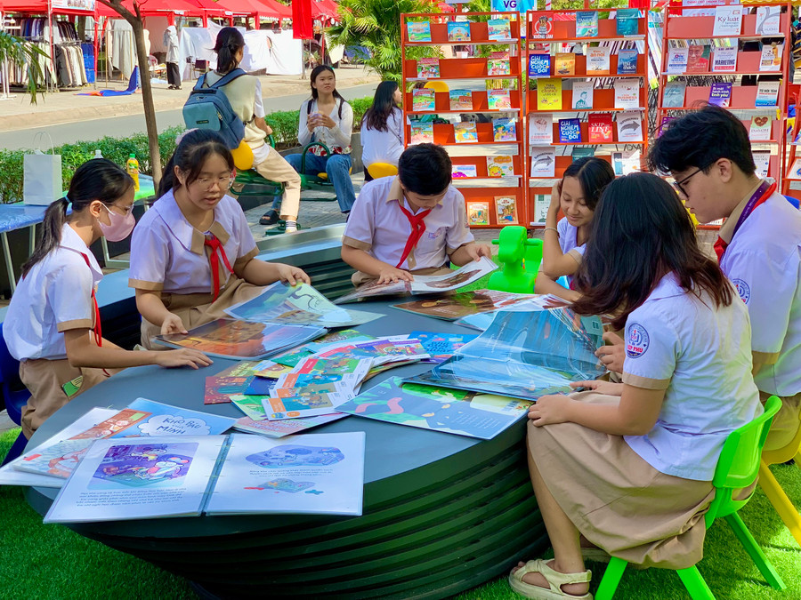 Đường sách TP Thủ Đức là không gian an toàn đối với học sinh, gia đình, thầy cô với hàng nghìn đầu sách hay và đa dạng những tiện ích dành cho mọi lứa tuổi. Đường sách TP Thủ Đức là không gian an toàn đối với học sinh, gia đình, thầy cô với hàng nghìn đầu sách hay và đa dạng những tiện ích dành cho mọi lứa tuổi.