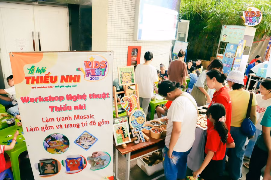 Gian hàng workshop "Nghệ thuật thiếu nhi: Làm tranh Mosaic, làm gốm và trang trí đồ gốm". (Ảnh: Thành đoàn TPHCM)