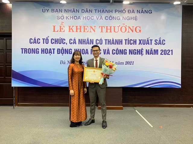 TS. Nguyễn Thành Đạt (bên phải) nhận Bằng khen của UBND TP Đà Nẵng vì đã có thành tích xuất sắc trong hoạt động khoa học công nghệ năm 2021